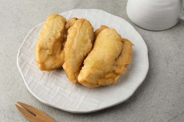 Pisang goreng o frittelle di banana frittella di banana fritta con pastella di farina selezionata a fuoco