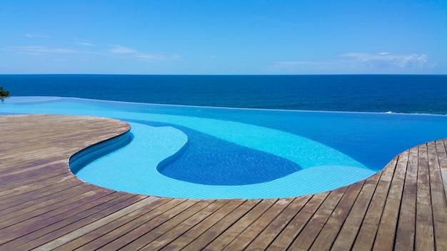 Piscina a sfioro con vista mare e cielo azzurro