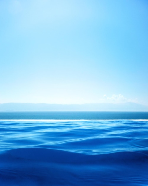 Piscina a sfioro con vista mare e montagna