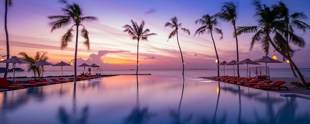 Piscina a sfioro di riflessione di sogno di fantasia, cielo fantastico delle nuvole del tramonto. Stile di vita per il tempo libero