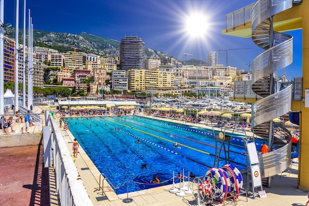 Piscina all'aperto nel centro della città di La Condamine MonteCar