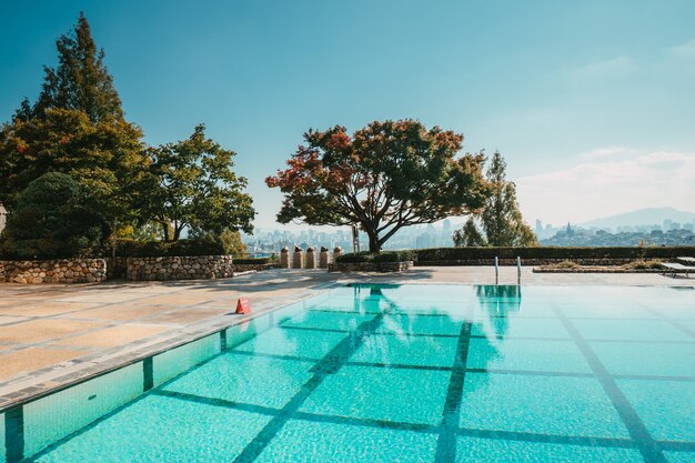 Piscina all'aperto nell'hotel di lusso