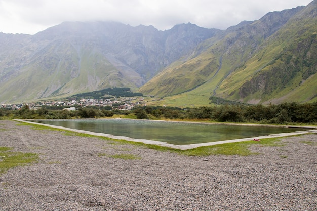 Piscina all'aperto, vista sull'acqua. Povero di natura.