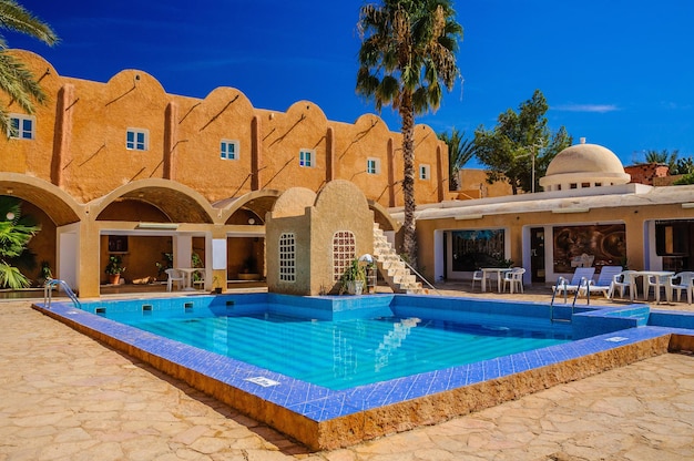 Piscina blu fresca nell'Hotel Sahara Desert Tunisia Nord Africa