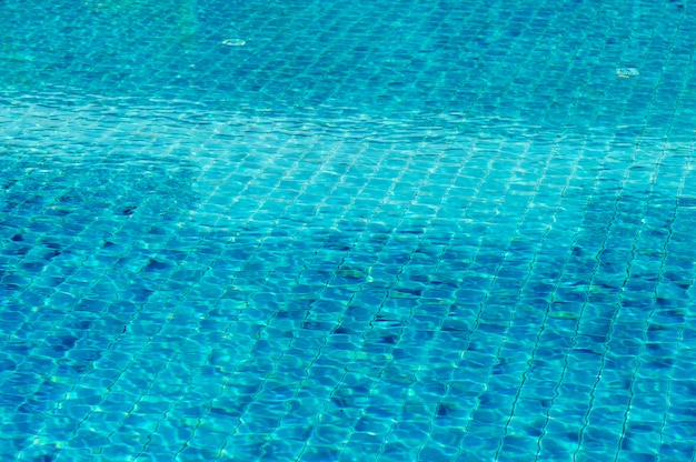 Piscina blu Pronto a giocare caldo per chi ama giocare con lo spazio della copia.