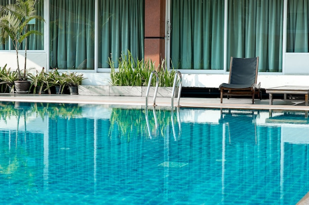 Piscina blu Pronto a giocare caldo per chi ama giocare con lo spazio della copia.