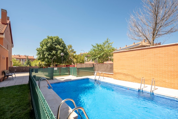 Piscina comunitaria con acqua dolce in una soleggiata giornata estiva