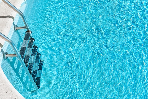 Piscina con acqua blu durante le vacanze estive