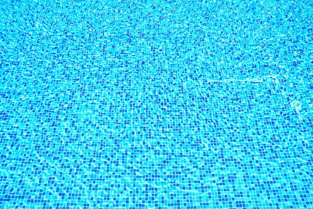 piscina con acqua color turchese
