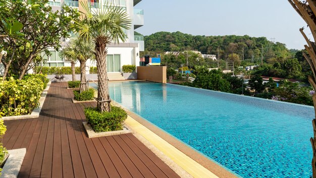 Piscina con acqua pulita nel tetto condominiale Vista dall'alto Giardino nell'hotel e alberi da piscina Giardino vicino alla piscina