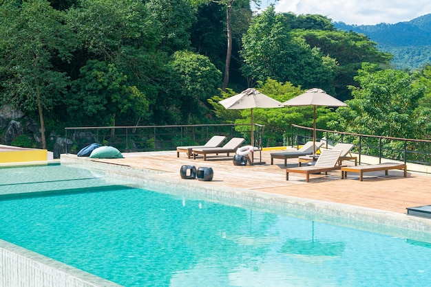 Piscina con lettino con ombrellone intorno alla piscina