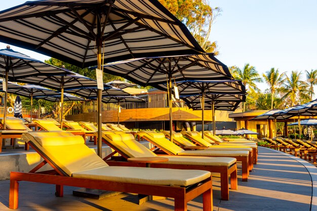 piscina con ombrellone intorno alla piscina nel resort dell'hotel