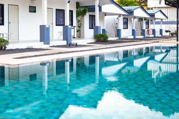 Piscina con riflesso dell'hotel in un resort tropicale Riposo e relax