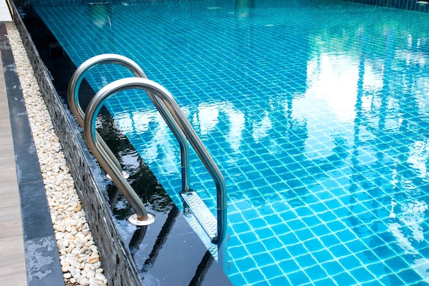 Piscina con scala in hotel