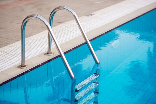 Piscina con scala in hotel