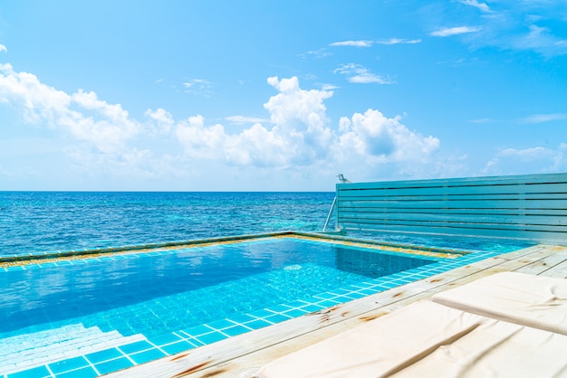 piscina con sfondo del mare alle Maldive