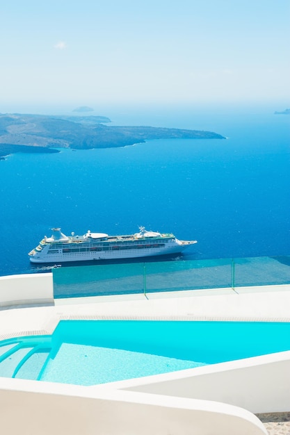 Piscina con vista mare. Isola di Santorini, Grecia.