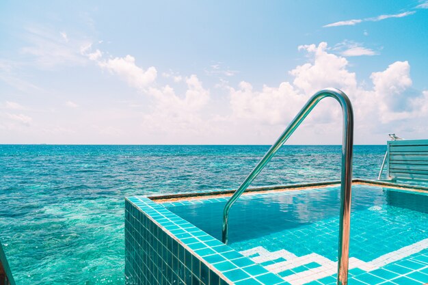 piscina con vista sul mare alle Maldive