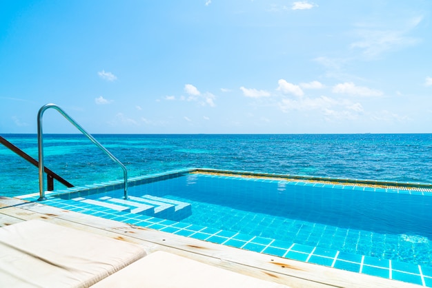 piscina con vista sul mare alle Maldive