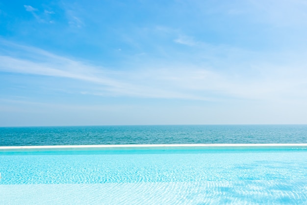 Piscina con vista sull'oceano