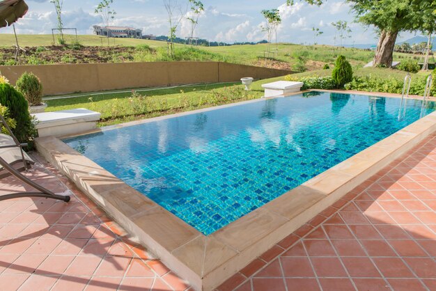 Piscina con vista sulle montagne e il cielo