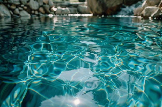 Piscina d'acqua blu trasparente con rocce