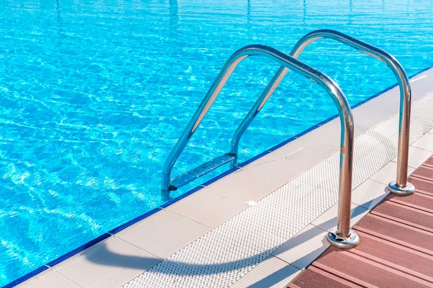 Piscina di forma curva con scale