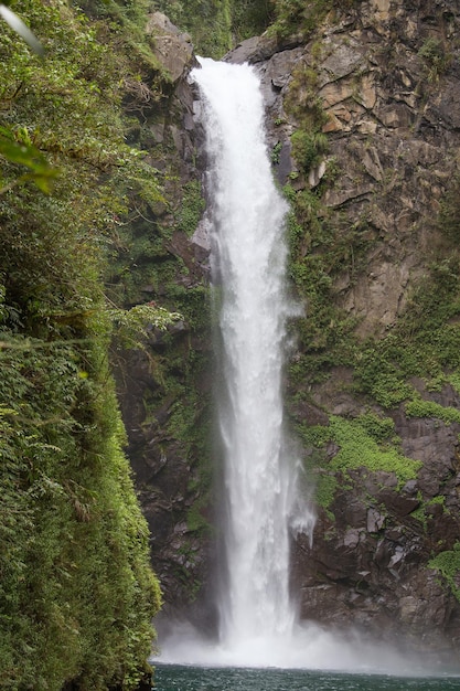 Piscina di roccia e cascata a Batad vicino a Banaue Philippine