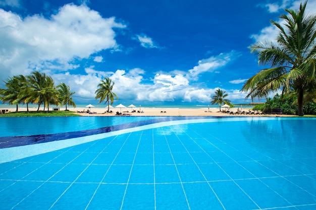 Piscina di un hotel di lusso