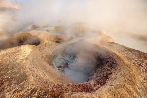 Piscina di vapore e fumo all'alba a Sol de Manana. Geyser vulcanici in Bolivia, Sud America