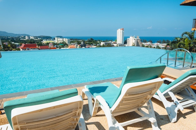 Piscina e vista sulla città in riva al mare