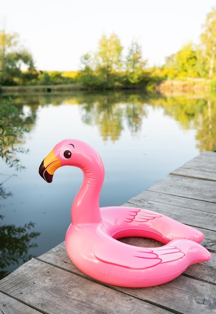 Piscina gonfiabile giocattolo fenicottero rosa Attività ricreative all'aperto fuori città fenicotteri su un molo di legno