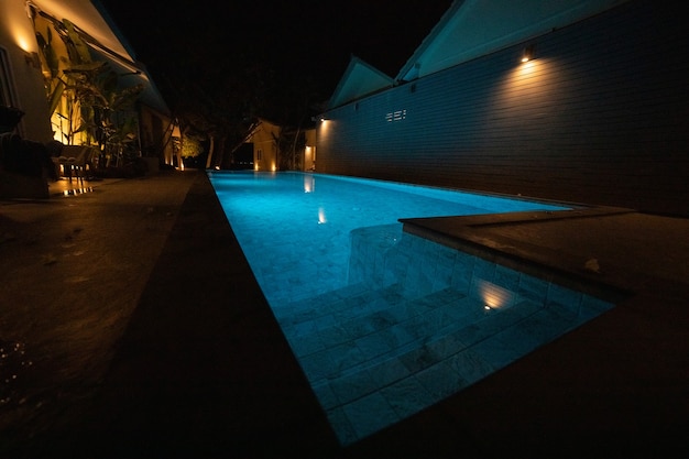 piscina illuminata al buio di notte.