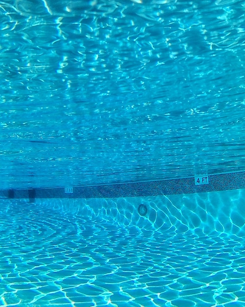 Piscina in acqua blu