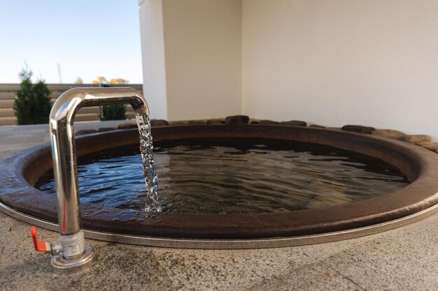 Piscina in campo con acqua piccola piscina con acqua preparata per i clienti