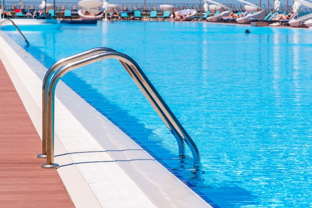 Piscina in forma curva con scale, stile di vita sano