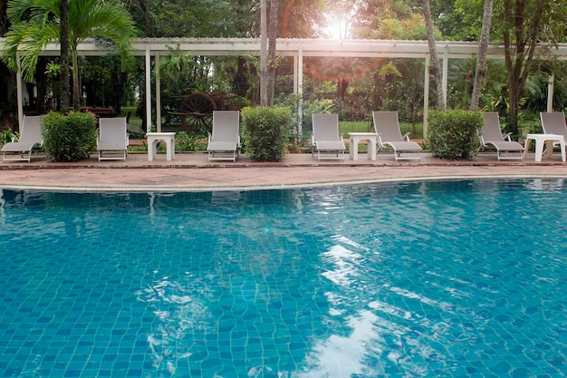 Piscina in giardino con alberi ombrosi