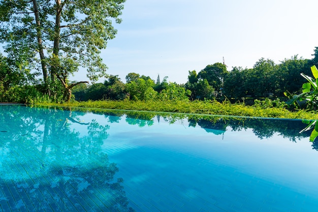 piscina in giardino con vista fiume