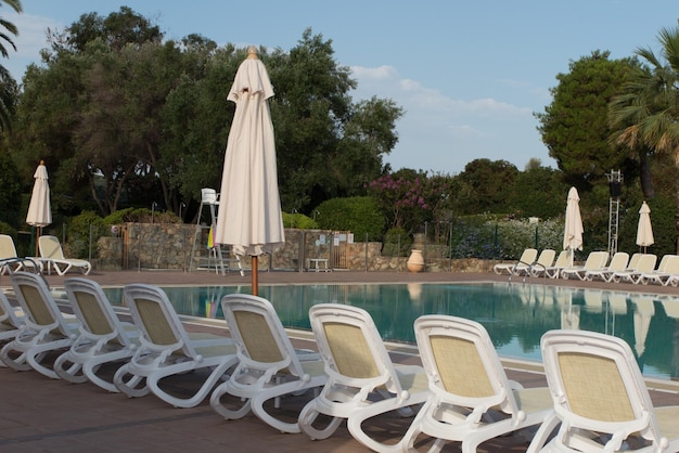 Piscina in un hotel sotto il cielo blu