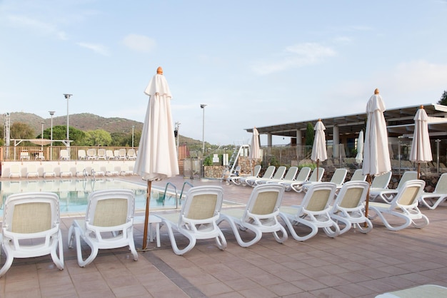 Piscina in un hotel sotto il cielo blu