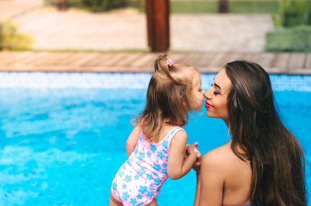 Piscina incinta madre e figlio