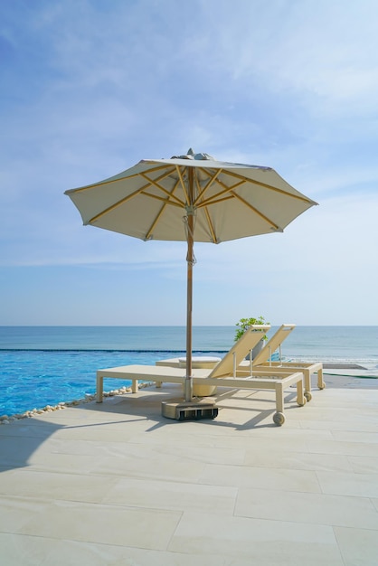 Piscina intorno alla piscina con sfondo mare