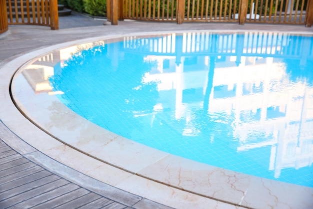 Piscina moderna in hotel di lusso