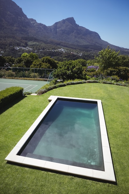 Piscina moderna nel prato