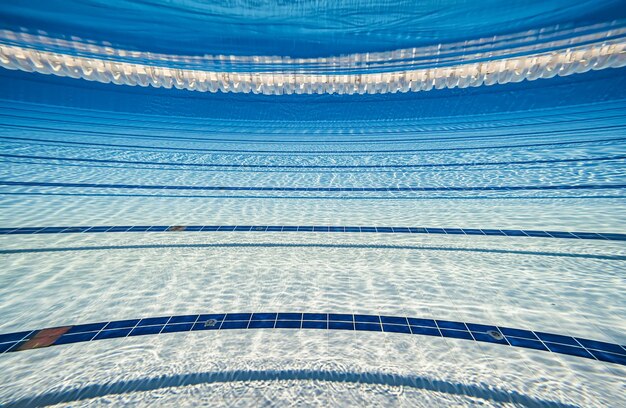 Piscina olimpica sotto il fondo dell'acqua.