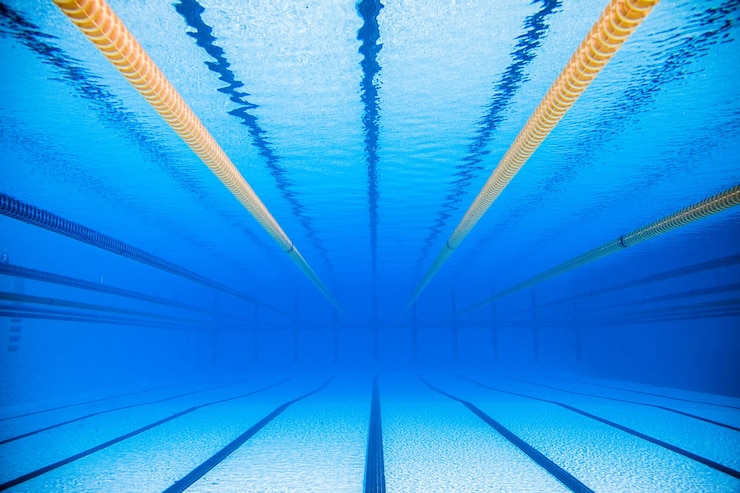 Foto piscina olimpionica all'aperto vuota di 50 m da sott'acqua