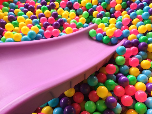 piscina per bambini asciutta con palline colorate