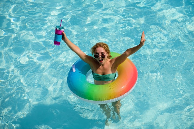 Piscina per ragazze Vacanze estive Donna in costume da bagno sul cerchio gonfiabile in piscina