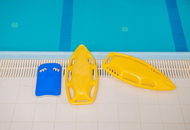 Piscina pubblica e strumenti didattici in plastica