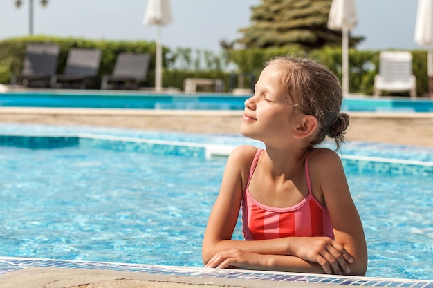 Piscina sul mare Hotel Bella ragazza teenager che si gode il sole in piscina Summer Sea Holiday